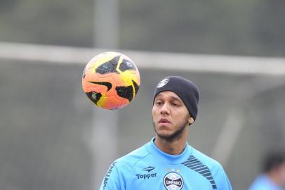  

PORTO ALEGRE, RS, BRASIL - 30-07-2013 - Treino da equipe do Grêmio no Estádio Olímpico, jogador Souza (FOTO: RICARDO DUARTE/AGÊNCIA RBS, ESPORTES)