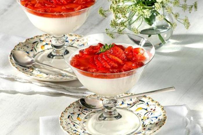 Mousse de iogurte natural com geleia de morango e champagne