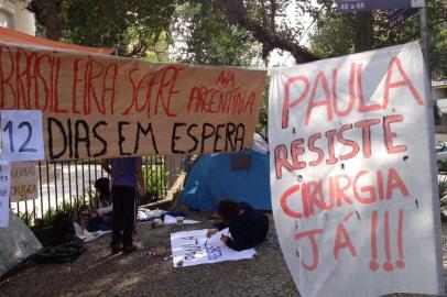 Amigos da estudante Paula Blume, que fraturou uma vertebra e a bacia em um acidente de carro a caminho da Patagônia, estão acampados desde terça-feira em frente ao Consulado argentino, no bairro Auxiliadora, em Porto Alegre
