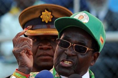 Zimbabwe's President Robert Mugabe addresses at a rally in Harare on July 28, 2013. Zimbabweans go to the polls on July 31 to choose between veteran President Robert Mugabe and long-time rival Morgan Tsvangirai. AFP PHOTO / ALEXANDER JOE