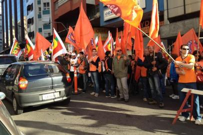 protesto da ctb e da força sindical em frente à fecomércio contra a terceirização de mão de obra