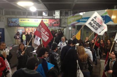 protesto - trensurb - rdgol - estação mercado