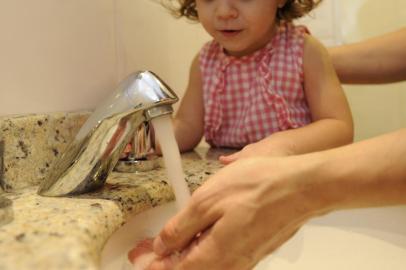  

Blumenau,SC,Brasil.15/03/2012. Case para matéria sobre desperdícios. Pais ensinam a filha Marcela a desligar a torneira na hora de escovar os dentes.