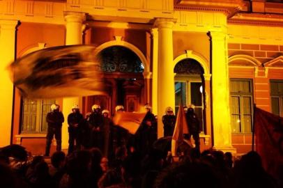 Bloco de Luta pelo Transporte Público faz protesto em frente à prefeitura de Porto Alegre por passe livre.