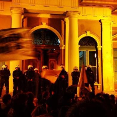 Bloco de Luta pelo Transporte Público faz protesto em frente à prefeitura de Porto Alegre por passe livre.