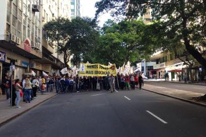 manifestação - Porto Alegre - Praça da Matriz - Centro - estudantes