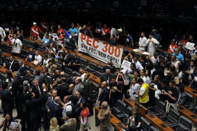 Manifestantes invadem o plenário da Câmara em protesto.