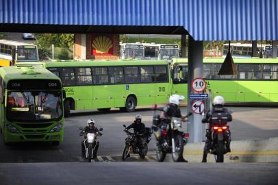  

CANOAS , RS , BRASIL , 22-08-2013- Apreensão de coletivos pode afetar usuários de ônibus em Canoas ( FOTO : RONALDO BERNARDI/AGENCIA RBS / GERAL/)