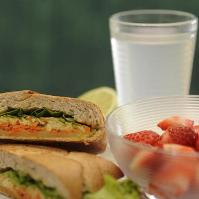  CAXIAS DO SUL, RS, BRASIL, 03/11/2011. Receitas saudáveis para o lanche das crianças. Pauta sobre obesidade infantil. Na foto, o prato Sanduba natureba. (Foto: MAICON DAMASCENO / PIONEIRO). Local: Caxias do SulFonte: Agencia RBS