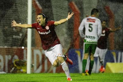  

Jogador Forlán faz o terceiro gol da partida
NOVO  HAMBURGO, Brasil, 22.08.2013,Copa do Brasil 2013 - Oitava de final, Inter x Salgueiro no estádio do Vale em Novo Hamburgo.(Foto:MAURO VIEIRA/ Agência RBS /ESPORTE)