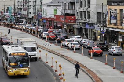 PORTO ALEGRE, RS, BRASIL, 17-06-2013: Ciclista anda pela pista do corredor de ônibus na avenida Protásio Alves. As obras de terraplenagem e concretagem dos corredores BRT estão paralisadas. (Foto: Mateus Bruxel / Diário Gaúcho)