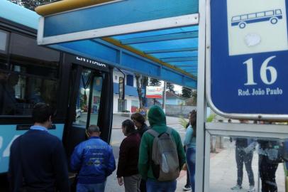  

volta do transporte coletivo depois de uma paralisação durante a madrugada...passageiros em ponto de ônibus no bairro joão paulo
Indexador:                                 