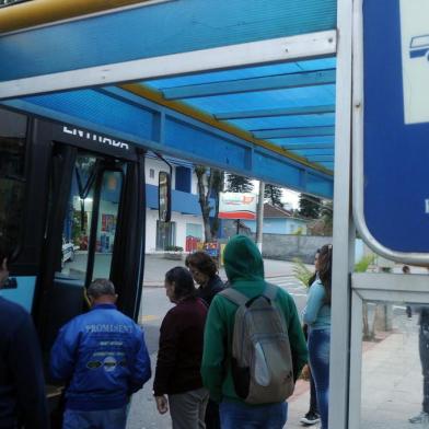  

volta do transporte coletivo depois de uma paralisação durante a madrugada...passageiros em ponto de ônibus no bairro joão paulo
Indexador:                                 