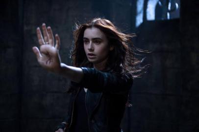 OS INSTRUMENTOS MORTAIS _ Cidade dos Ossos. Com Lily Collins, 130min, 12 anos. Quando a mãe da adolescente Clary Fray (Lily Collins, foto) desaparece, ela descobre ser descendente de uma linhagem de caçadores que protege o nosso mundo de demônios. A partir de então, Clary une suas forças às de outros jovens como ela em uma perigosa jornada em uma Nova York alternativa.