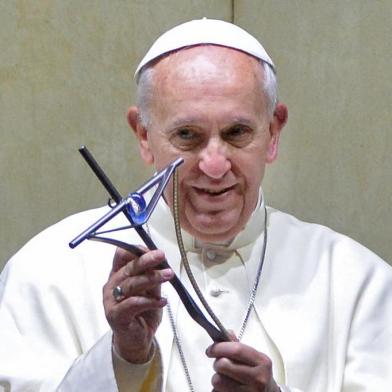 Papa Francisco e o crucifixo de Luiz Bernardes, artista plástico de Blumenau