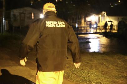  

PORTO ALEGRE, RS, BRASIL - Defesa civil percorre bairro Agronomia em Porto Alegre para convencer famílias a deixarem suas casas. Risco de alagamento é bastante alto.