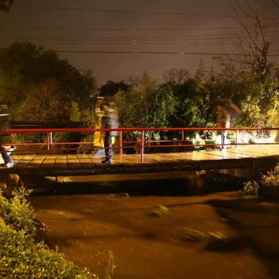  

PORTO ALEGRE, RS, BRASIL - Defesa civil percorre bairro Agronomia em Porto Alegre para convencer famílias a deixarem suas casas. Risco de alagamento é bastante alto.
