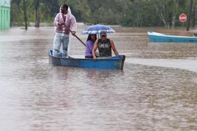  

SÃO SEBASTIÃO DO CAÍ, RS, BRASIL, 25-08-2013 : A cheia do Rio Caí fez com que a Defesa Civil retirasse cerca de 50 famílias de suas casas em São Sebastião do Caí, no Vale do Caí. Elas estão alojadas no abrigo localizado no parque municipal. (Foto: BRUNO ALENCASTRO/Agência RBS, Editoria Geral)