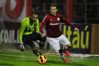  

Goleiro Renan e jogador Forlán
NOVO  HAMBURGO, Brasil, 25.08.2013,Campeonato Brasileiro 2013 - 16ª rodada, Inter x Goiás no estádio do Vale em Novo Hamburgo.(Foto:RICARDO DUARTE/ Agência RBS /ESPORTE)