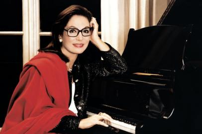 A cantora grega Nana Mouskouri faz show no Teatro do Sesi