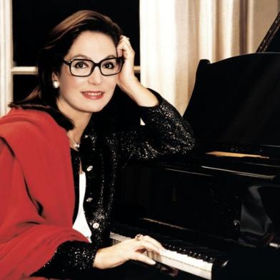 A cantora grega Nana Mouskouri faz show no Teatro do Sesi