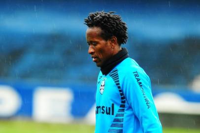  

PORTO ALEGRE, RS, BRASIL, 26-08-2013. Jogador Zé Roberto.. Treino do grêmio no estádio Olímpico.(Foto Andréa Graiz,Esporte).