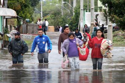 Cerca de 400 desabrigados em Novo Hamburgo após a enchente do Rio dos Sinos, no Vale do Sinos. Mais de mil famílias estão desalojadas nos bairros Santo Afonso e Canudos. 