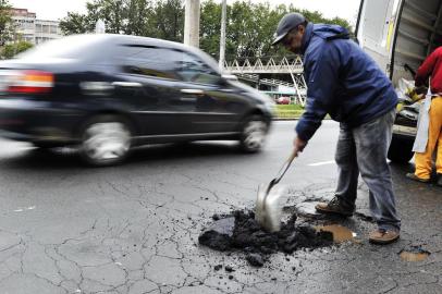  

PORTO ALEGRE, RS, BRASIL,27 /08/2013:Buracos tomam conta das ruas da Capital, depois das chuvas. Marco Machado - funcionário da Smov na Operação Tapa Buraco na Avenida Ipiranga (FOTO MARCELO OLIVEIRA - DIÁRIO GAÚCHO- AGENCIA RBS).