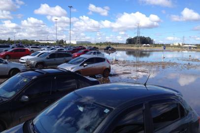 Estacionamento da Expointer ainda alagado, apesar do sol