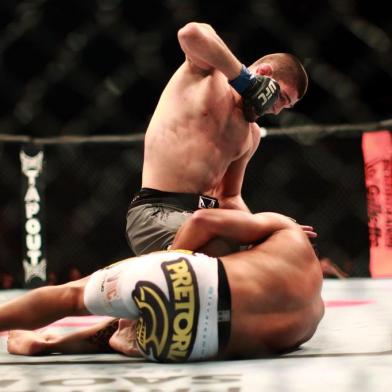 SP - UFC/SÃO PAULO - ESPORTES - O lutador Thiago Tavares luta contra Khabib Nurmagomedov (calção preto) durante o evento   UFC São Paulo, realizado em arena montada no ginásio do Ibirapuera, na noite de ontem   (19).   