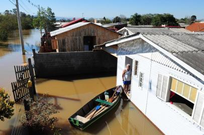 SÃO LEOPOLDO-RS-BRASIL- 29/08/2013- 17hs- Enchente em São Leopoldo, no  bairro Feitoria as casas estão com água acima de um metro. Régis Luis de Carvalho e sua esposa Rosecleide Andrade, ficaram em casa para evitar que roubem seus pertences.  FOTO FERNANDO GOMES/ZERO HORA.