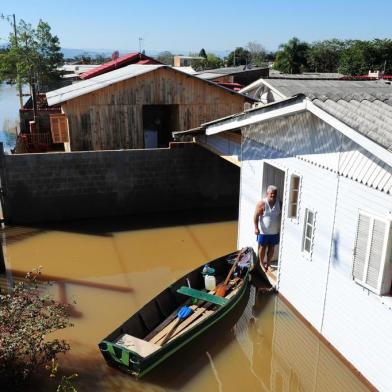 SÃO LEOPOLDO-RS-BRASIL- 29/08/2013- 17hs- Enchente em São Leopoldo, no  bairro Feitoria as casas estão com água acima de um metro. Régis Luis de Carvalho e sua esposa Rosecleide Andrade, ficaram em casa para evitar que roubem seus pertences.  FOTO FERNANDO GOMES/ZERO HORA.