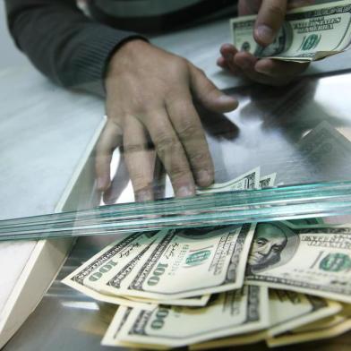  PORTO ALEGRE, RS, BRASIL, 04-06-2013 : Efeitos da disparada do dólar. Fotografias produzidas em uma casa de câmbio e loja de eletrodomésticos do shopping Praia de Belas (Foto: BRUNO ALENCASTRO/Agência RBS, Editoria Economia)