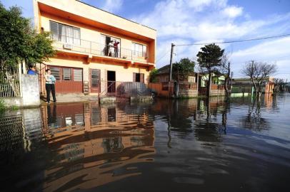  

PORTO ALEGRE,RS,BRASIL,31-08-2013 - Alagamento atinge centenas de casas no bairro Sarandi, na zona norte de Porto Alegre. Causas da cheia do Arroio Feijó, que se iniciou por volta da 0h deste sábado, ainda são apuradas
 - ( FOTO : RONALDO BERNARDI )