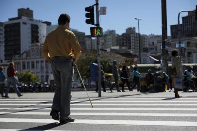  Guia para onde? - Acessibilidade para cegos - guia para cegos - calçadas com piso especial, estão em boas condições? Estão colocadas adequadamente?Foto: Marcos Antônio Schlosser, é cego desde que nasceu e testou algumas calçadas.avenida Paulo Fontes, Centro, Florianópolis - travessia TICENIndexador: Picasa