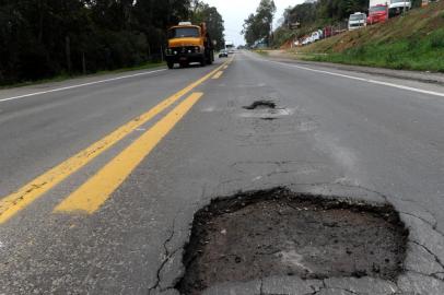 CAXIAS DO SUL, RS, BRASIL, 02/09/2013. Blitz do Pioneiro sobre as condições das estradas federais e estaduais que circundam Caxias do Sul. A constação da reportagem é que existem mais de 100 buracos num trecho de 40 quilômetros de rodovias. ERS-453, Rota do Sol. (Daniela Xu/Pioneiro)