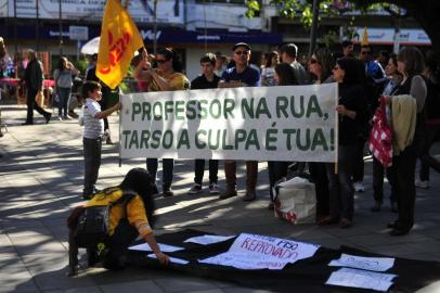  

Cerca de 200 pessoas representando sindicatos de Santa Maria, com Cpers e Sinprosm, participaram de mobilização na Praça Saldanha Marinho no Dia Nacional de Luta