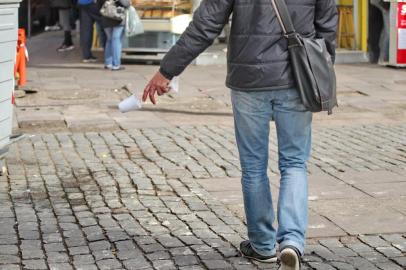  

Porto Alegre-RS, 003-09-2013,  Flagrante de pessoas que jogam lixo no chão no centro de Porto Alegre. Prefeitura protocolou projeto na Câmara para poder multar as pessoas que descartam o lixo na rua em vez de colocar na lixeira. (foto: Dani Barcellos/Agencia  RBS / Geral)