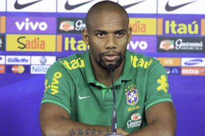 Lateral Maicon em coletiva de imprensa antes do amistoso contra a Austrália, em Brasília.