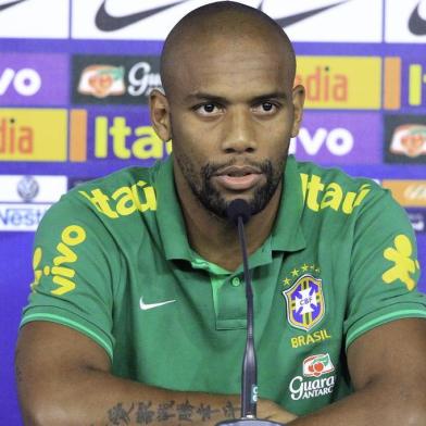 Lateral Maicon em coletiva de imprensa antes do amistoso contra a Austrália, em Brasília.