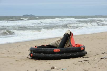  

SÃO FRANCISCO DO, SC, BRASIL, 04-09-2013: Bote no qual 12 pescadores conseguiram chegar a Praia Grande, em São Francisco do Sul, após no naufráfio do barco em que eles estavam. 5 pescadores continuam desaparecidos.