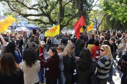  

Cerca de 100 professores participaram de ato público na Praça Saldanha Marinho promovido pelo Cpers/Sindicato