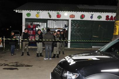  

Porto Alegre 04/09/2013 homicidio , homem morto a tiros /CREDITO / LUIZ ARMANDO VAZ / DIARIO GAUCHO .