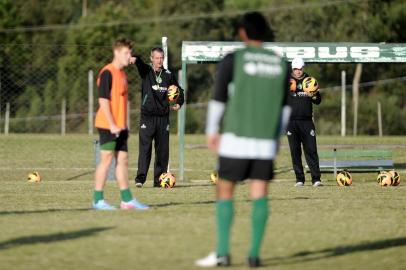 CAXIAS DO SUL, 05/09/2013. Treino do Juventude, no CT. O Juventude está disputando as oitavas-de-final da série D do Campeonato Brasileiro. Na foto, técnico Lisca (C). (Porthus Junior/Pioneiro)