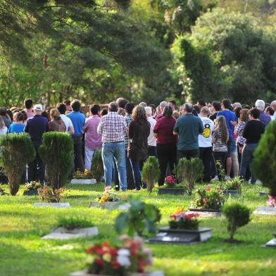  

Centenas de pessoas participaram do enterro da bancária Betânia Furlan Miolo, 33 anos, assassinada a tiros pelo marido, na tarde de sábado, em Santa Maria