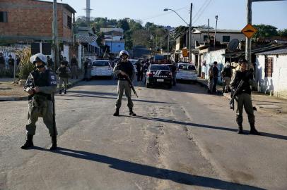 PORTO ALEGRE, RS, BRASIL, 09/09/13 - Policiais em local de tiroteio na Vila Cruzeiro. Anderson Keys, 18 anos, morreu durante a troca de tiros entre duas gangues, na Vila Crzueiro, em Porto Alegre.(Foto: André Feltes / Diário Gaúcho)