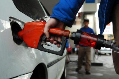  

Aumento de combustível - Foto de carro sendo abastecido com gasolina. Matéria de economia sobre preço dos combustíveis.