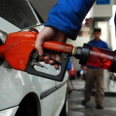  

Aumento de combustível - Foto de carro sendo abastecido com gasolina. Matéria de economia sobre preço dos combustíveis.