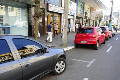  CAXIAS DO SUL, RS, BRASIL  (10/09/2013) Estacionamento Irregular. Reportagem constata estacionamento irregular de carros, que não obedecem faixa limite nas ruas centrais da cidade. Na foto, trecho da rua Sinimbu (Roni Rigon/Pioneiro)