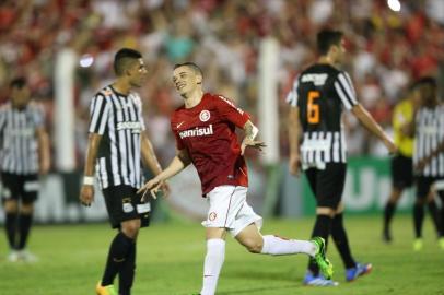  

Jogador D'Alessandro faz gol de pênalti
NOVO HAMBURGO, RS, BRASIL, 10-09-2013, Brasileirão 2013, Inter x Santos, jogo do Inter pela 10ª rodada no estádio do vale.(Foto:RICARDO DUARTE/Agência RBS / ESPORTE)